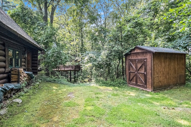 view of yard featuring a storage shed