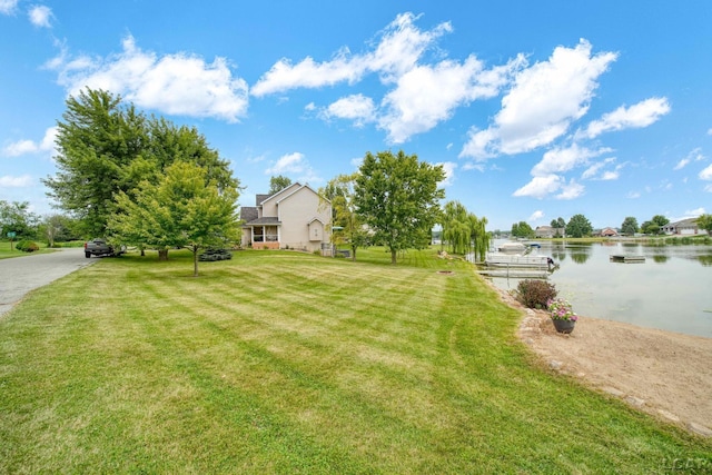 view of yard featuring a water view