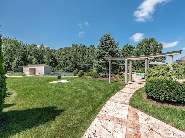 view of yard featuring an outdoor structure