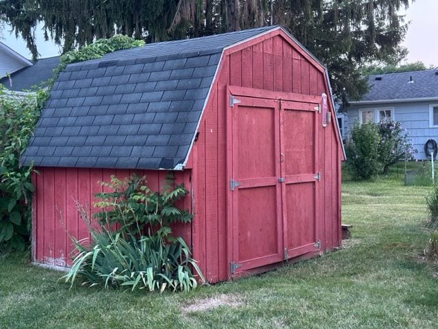 view of outdoor structure featuring a yard