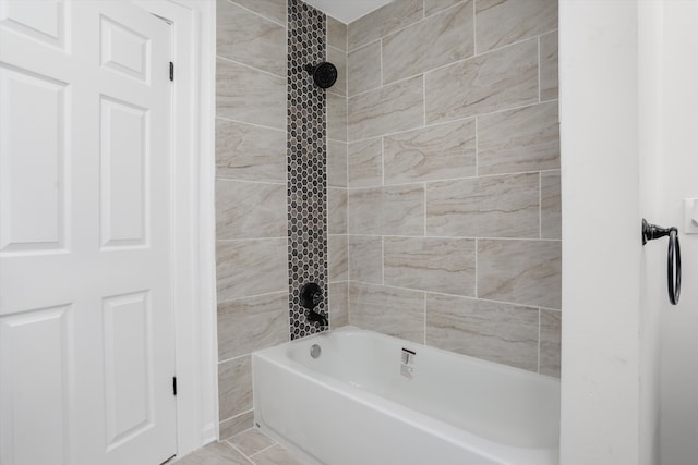 bathroom featuring tiled shower / bath