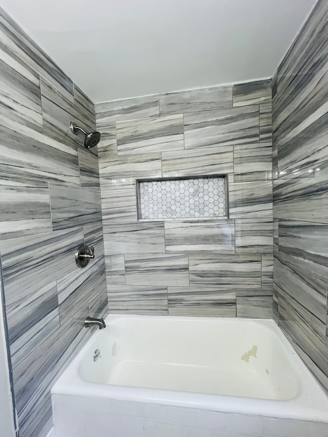 bathroom with tiled shower / bath combo