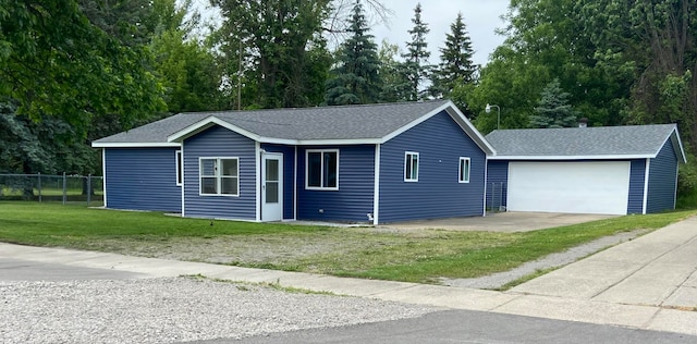 view of front of property featuring a front yard, fence, and a shingled roof