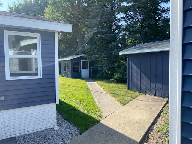 view of yard featuring an outdoor structure and a storage unit