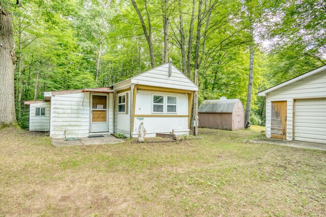 11451 Hemlock Ave, Lake, MI 48632 - back of house with a yard