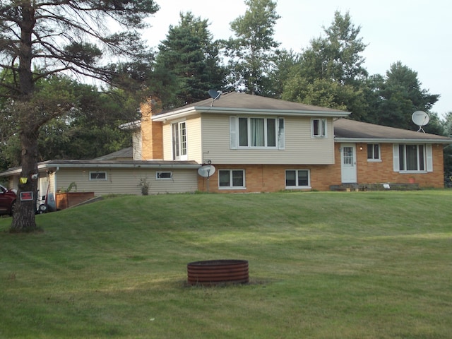 tri-level home featuring a front lawn