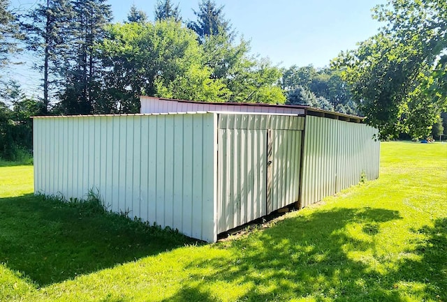 view of outdoor structure with a yard
