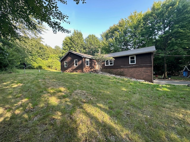 ranch-style house featuring a front lawn