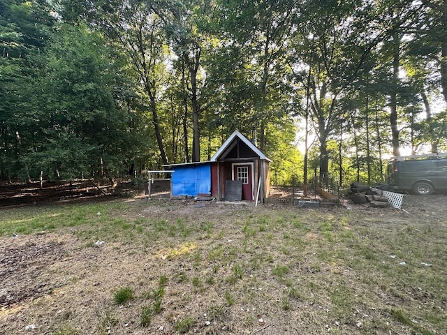 view of yard with a shed