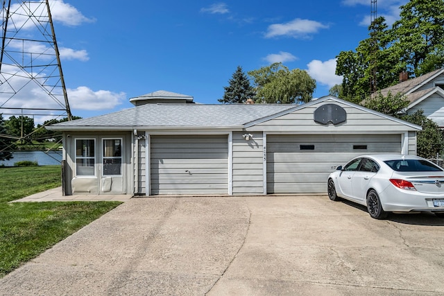 view of front of house featuring a front yard and a garage