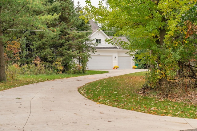 view of front facade with driveway