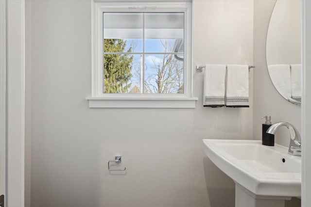 bathroom featuring a sink