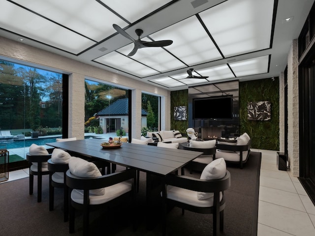 sunroom with ceiling fan