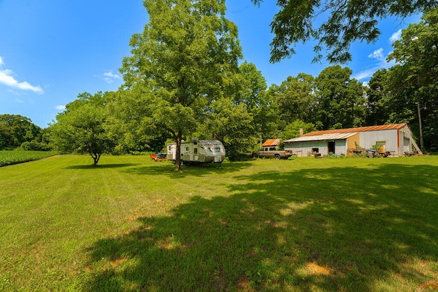 view of yard featuring an outbuilding