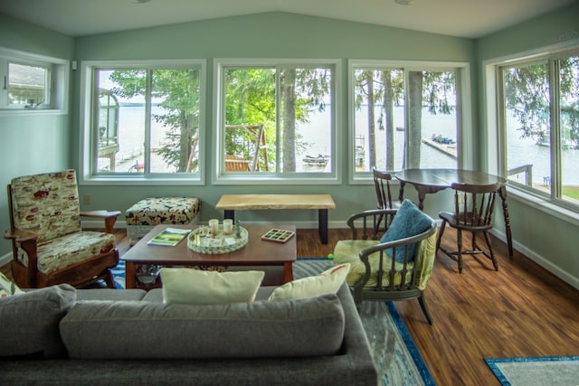 sunroom with lofted ceiling