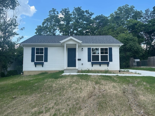 view of front of house featuring a front lawn