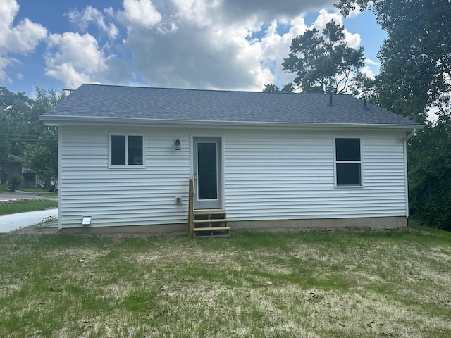 back of house featuring a yard