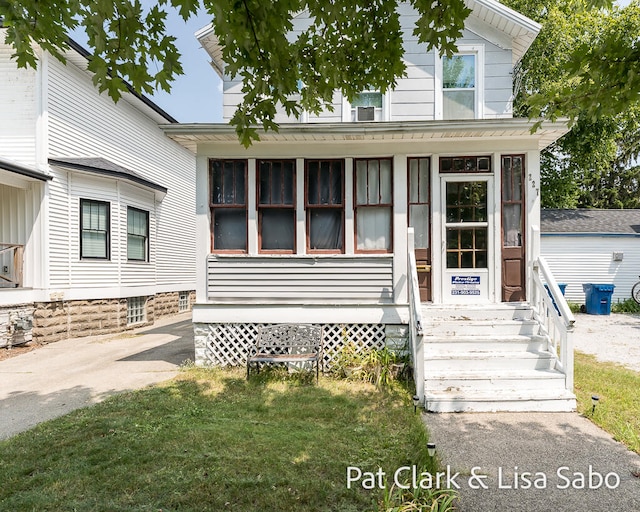 view of front of property featuring a front lawn