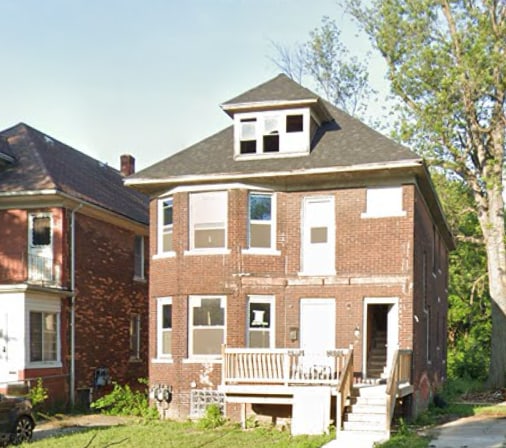 view of front of home with a front lawn