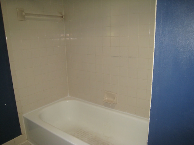 bathroom with tiled shower / bath