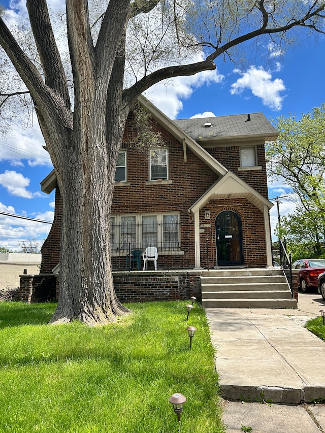 view of front of home with a front lawn