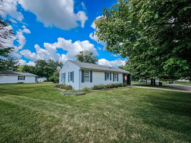 view of front of home featuring a front lawn