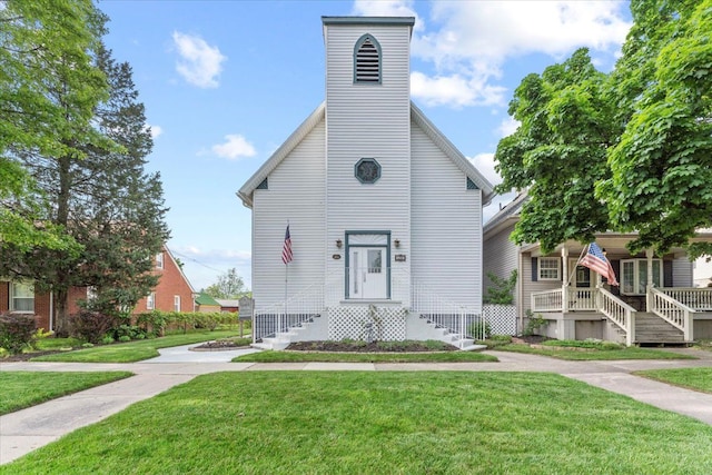 view of front facade featuring a front lawn