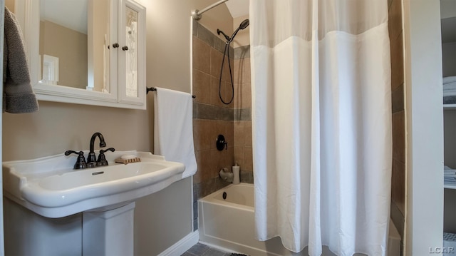 bathroom featuring shower / tub combo