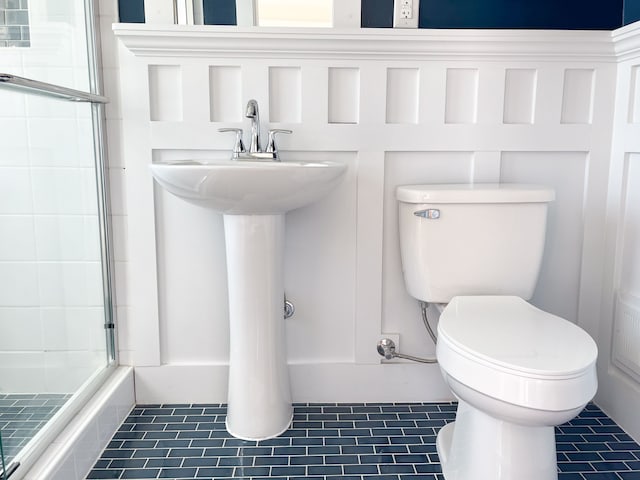 488 Parkview Dr, Detroit, MI 48214 - full bath featuring toilet, tile patterned floors, a tile shower, and a sink