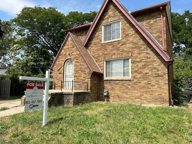 view of front facade with a front lawn