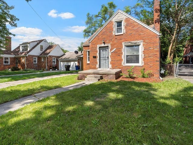 view of front of home featuring a front lawn