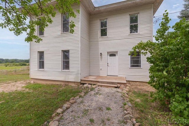 view of front of property featuring a front yard