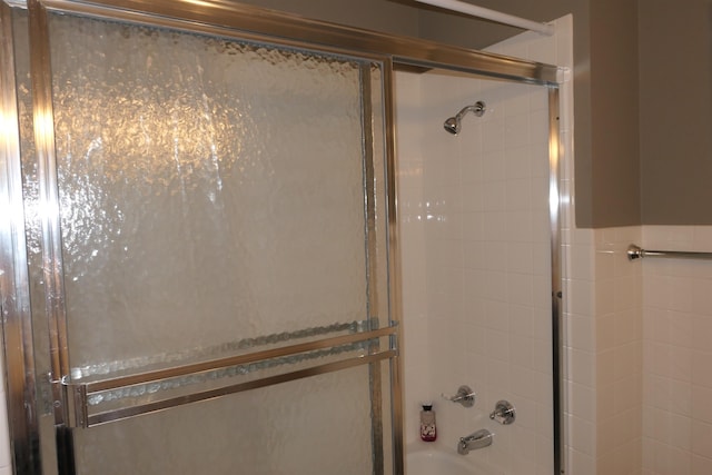 bathroom with combined bath / shower with glass door