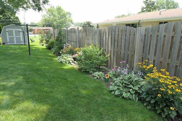 view of yard with a shed