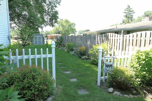 view of yard featuring a shed