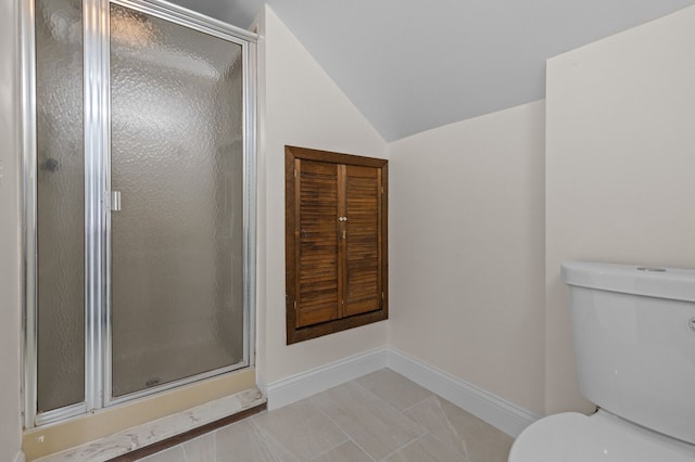 bathroom with tile patterned flooring, a shower with shower door, toilet, and lofted ceiling