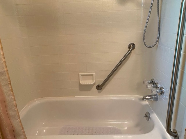 bathroom with tiled shower / bath combo