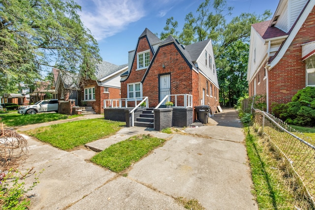 view of front of property featuring a front lawn