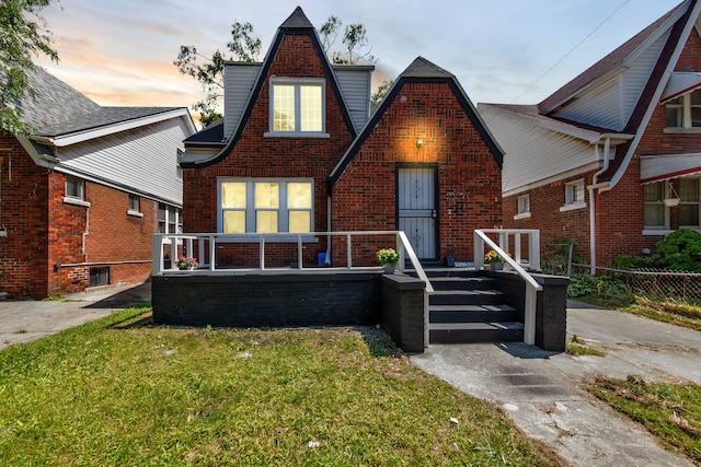 view of front of property featuring a lawn