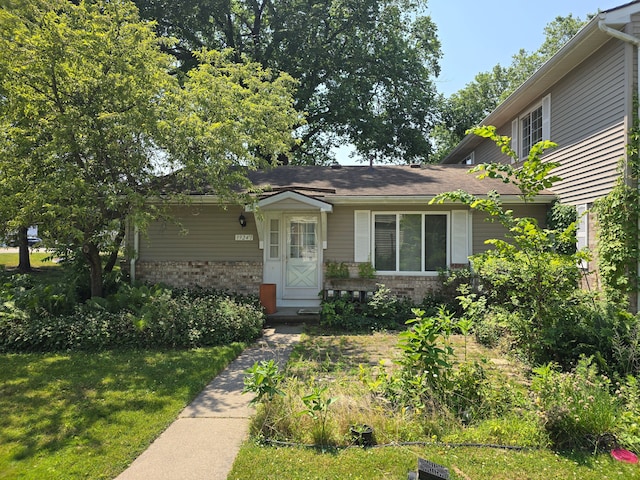 view of front facade with a front yard