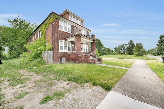 view of front of home with a front lawn