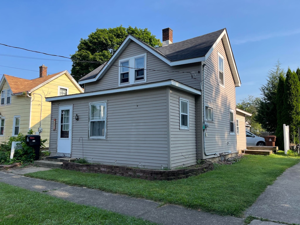 view of front facade featuring a front yard