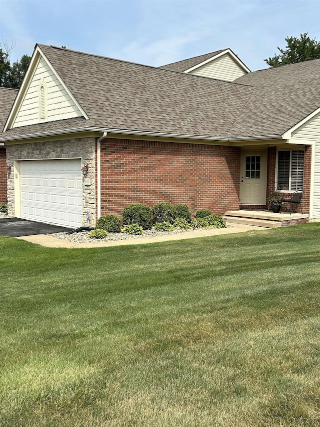 view of front of house featuring a front lawn