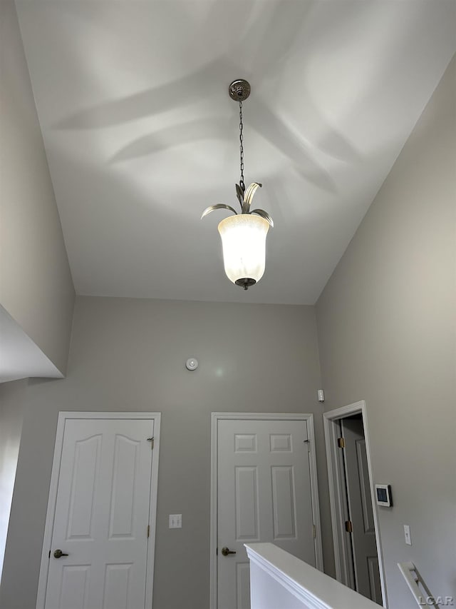 room details featuring a notable chandelier