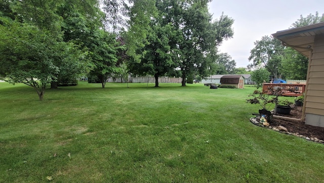 view of yard featuring a storage unit