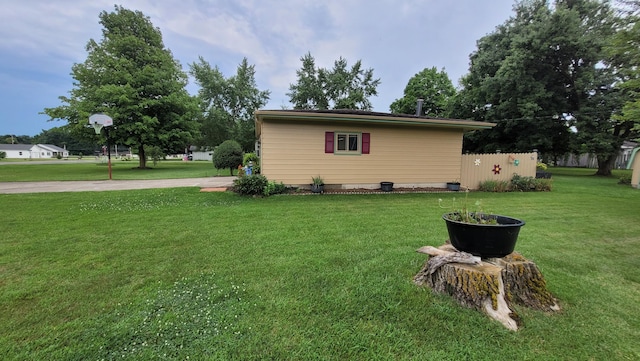 view of side of property featuring a yard