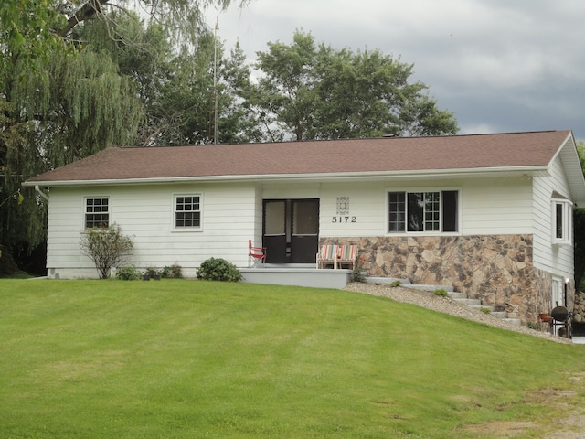 view of front of house featuring a front lawn