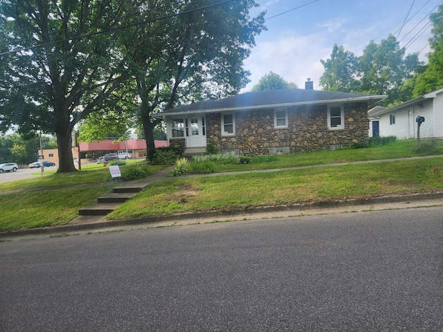 view of front of house featuring a front yard