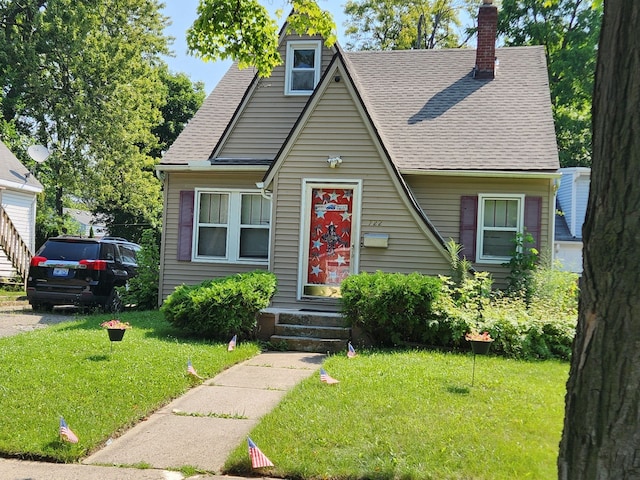 view of front of house with a front lawn