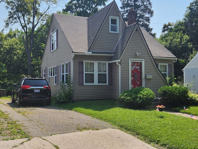 view of front facade featuring a front lawn